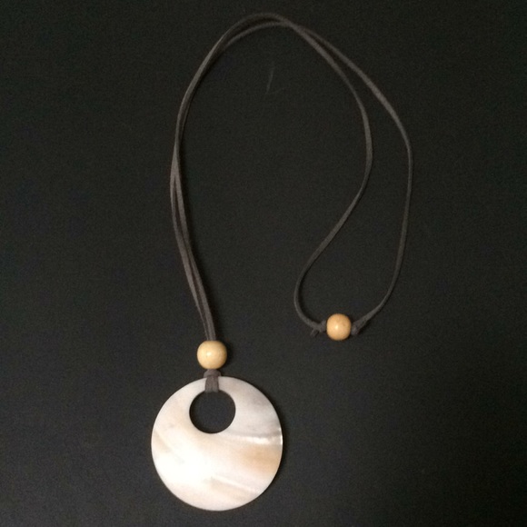 hand made Jewelry - Natural leather necklace with shell pendant